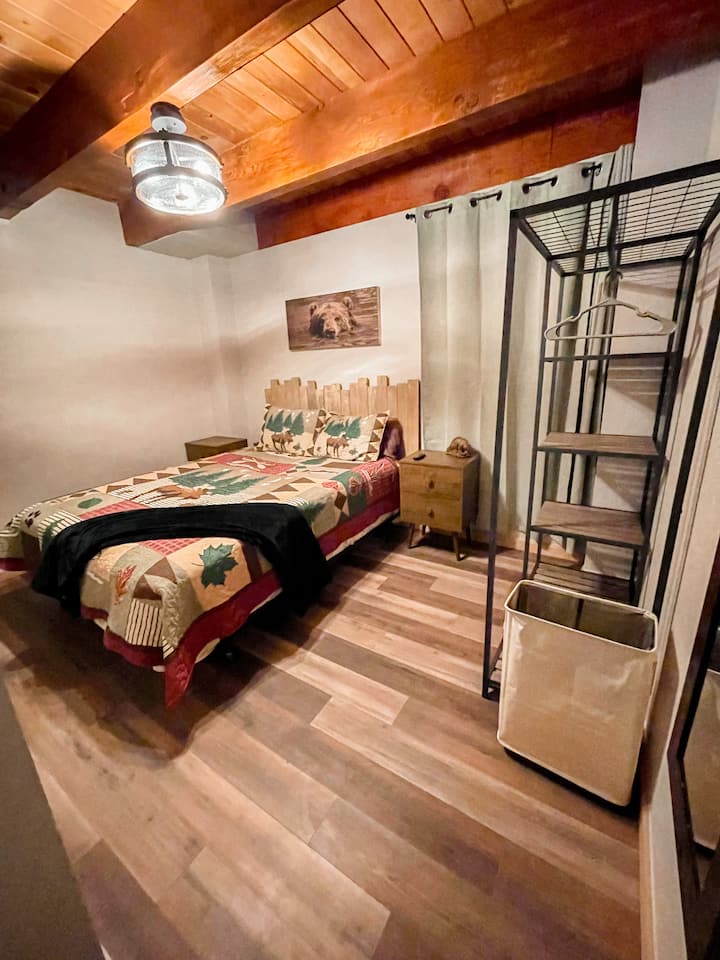 Downstairs Bedroom - Queen Bed with Smart TV (Roku)