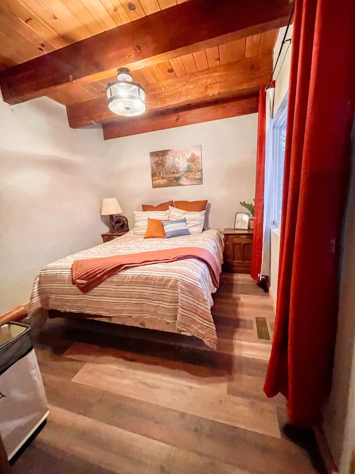 Downstairs Bedroom with Queen bed and Smart TV (Roku)