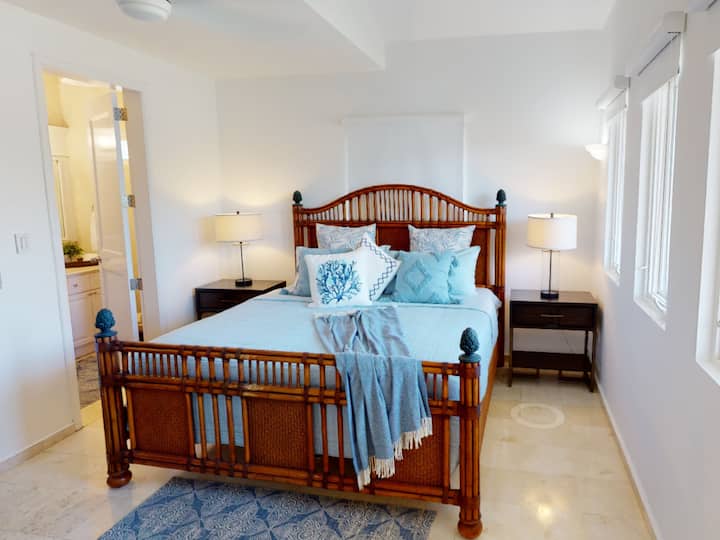 Dormitorio 2 en suite: en el segundo piso; cama king con dos mesitas de noche; armario; Vista al jardín; inversor Frigidaire A-C.