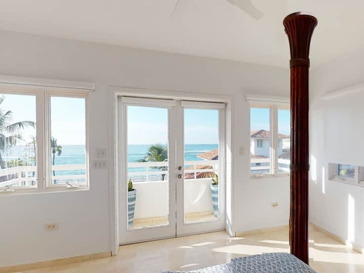 Dormitorio 1 Dormitorio principal en suite: cama tamaño king; vestidor extragrande y espacioso; Mesas junto a la cama con lámparas; A-C; terraza privada con vista panorámica al mar.
