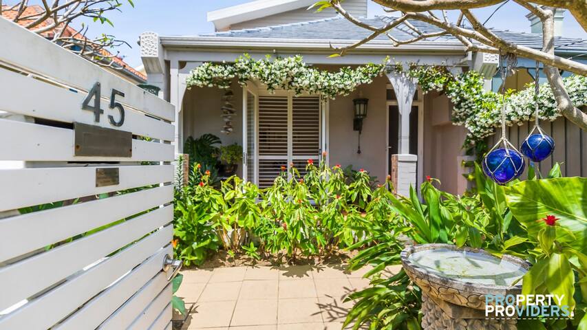 Four Bed Tropical Oasis with Spa in Manly. gallery image 2