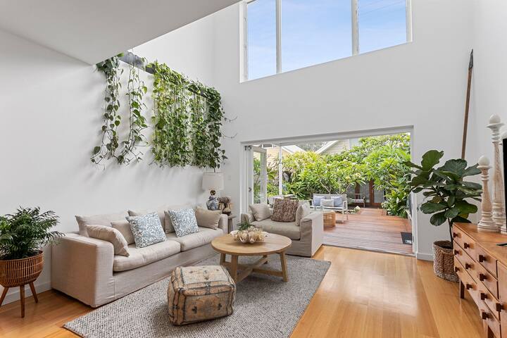 Four Bed Tropical Oasis with Spa in Manly. gallery image 3