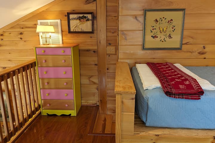 Კომოდის შესანახი ზედა ლოფტის საძინებლის ტერიტორიაზე.