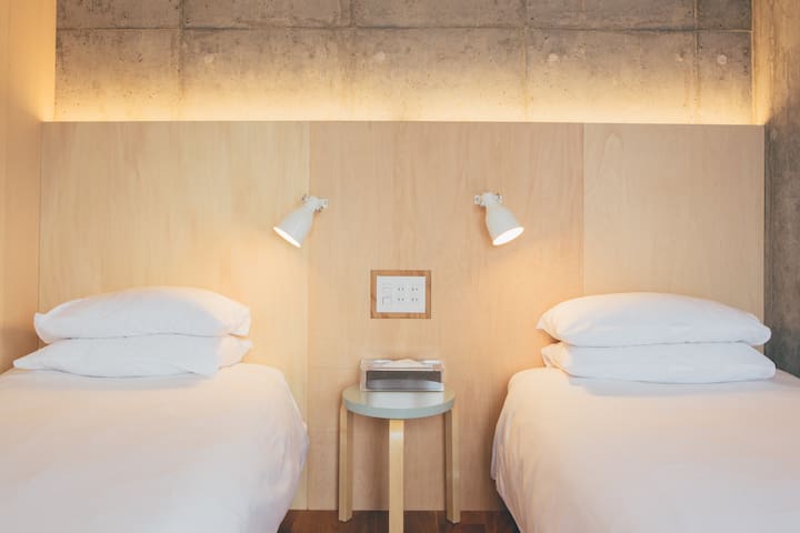 2 min walk to East Shinjuku Station family room -1