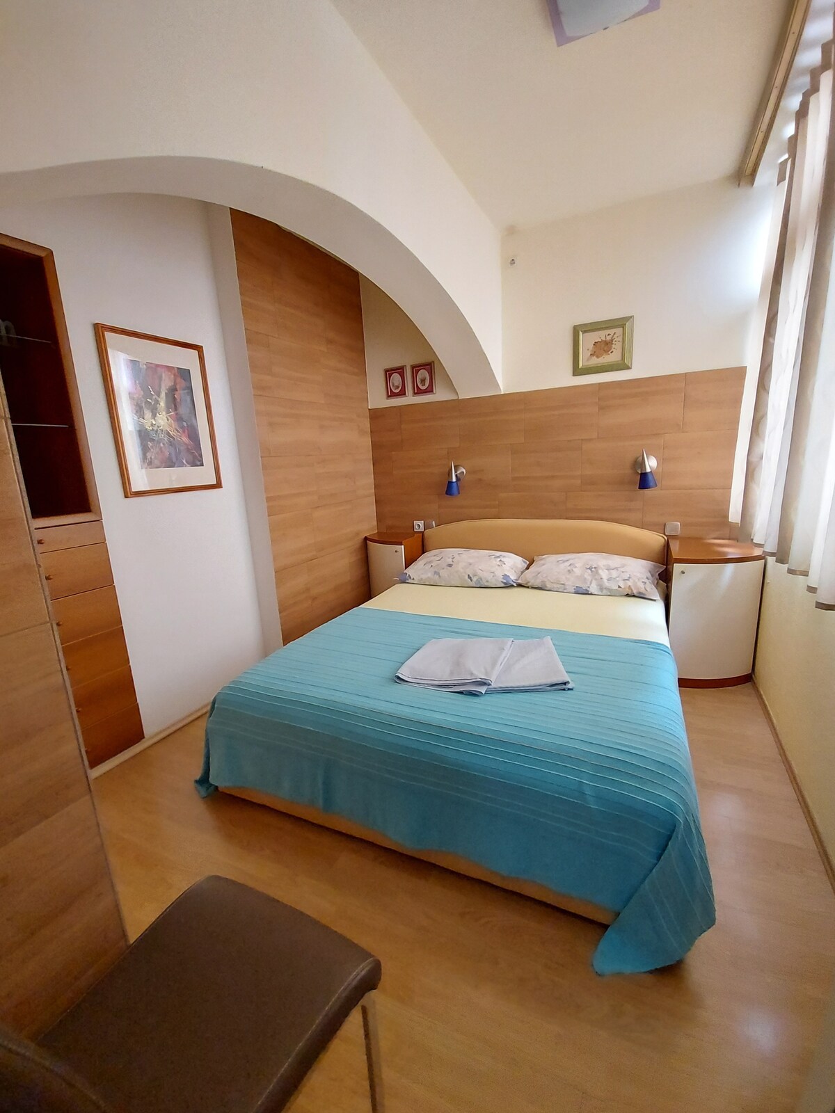 spavaća soba 2 s bračnim krevetom (širine 150 - 179