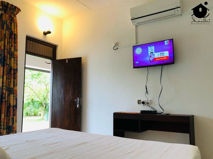 Hali ya hewa na dawati la kazi na usanidi wa runinga