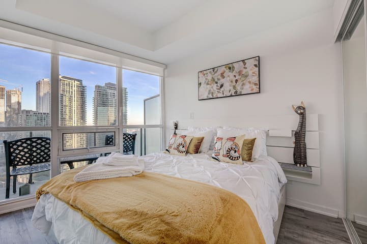 Stunning 2 BD in heart of Toronto with Parking gallery image 4