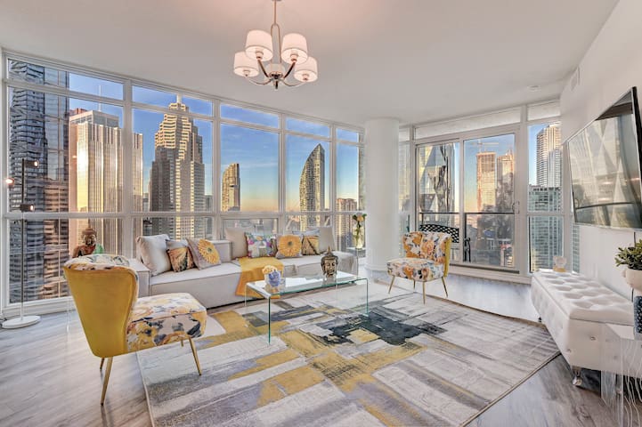 Stunning 2 BD in heart of Toronto with Parking