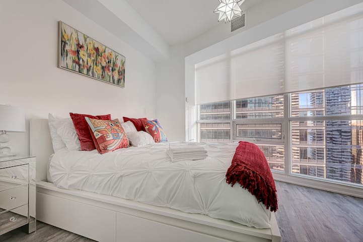 Stunning 2 BD in heart of Toronto with Parking gallery image 3