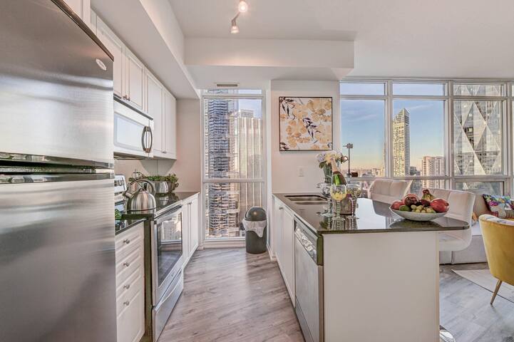 Stunning 2 BD in heart of Toronto with Parking gallery image 2