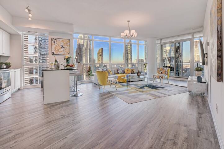 Stunning 2 BD in heart of Toronto with Parking gallery image 5