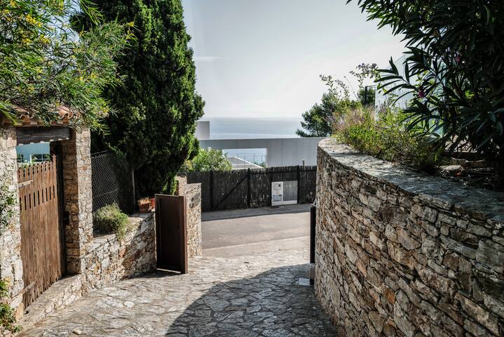 Big Property – Private Pool – Fabulous Sea Views gallery image 4