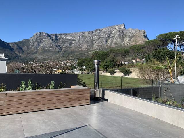 Renovated 4 bedroom house with heated pool gallery image 4