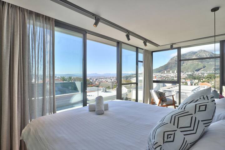 Renovated 4 bedroom house with heated pool gallery image 5