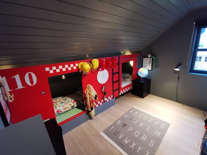 4 dormitorios en el 3er piso con cama de camión de bomberos.