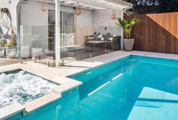 3 Bedroom Home With Pool. Walk To The Beach! - Sydney