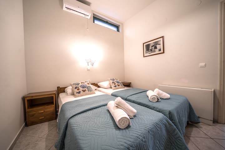 Bedroom 6 with two single beds