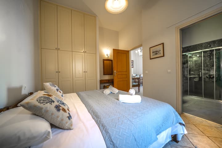 Bedroom 4 with queen bed and ensuite bathroom