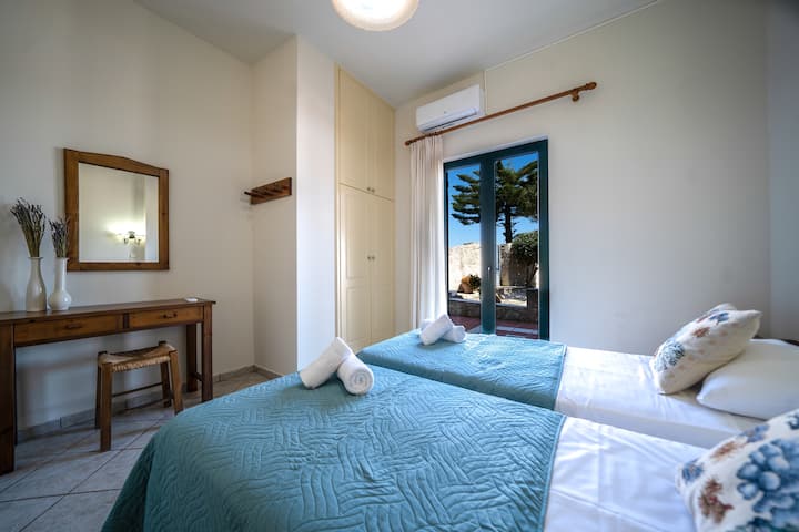 Bedroom 3 with two single beds