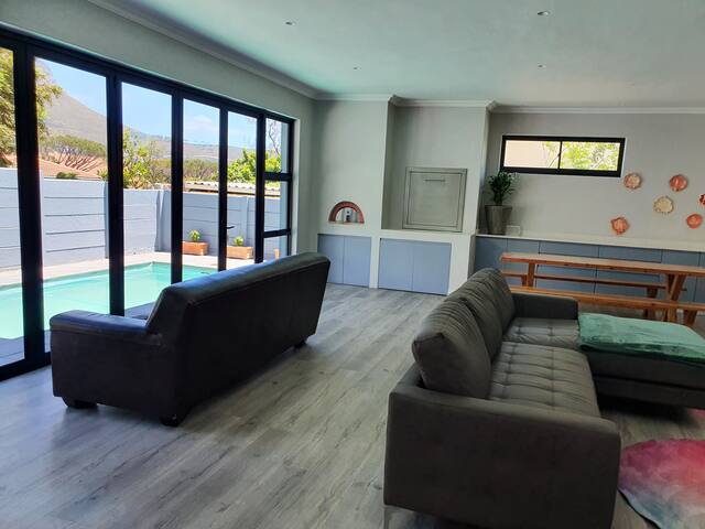 Central CapeTown! 4bd home w pool & mountain views