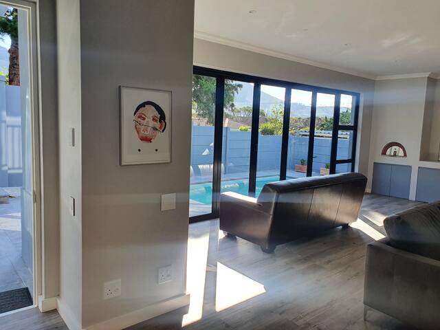 Central CapeTown! 4bd home w pool & mountain views gallery image 5