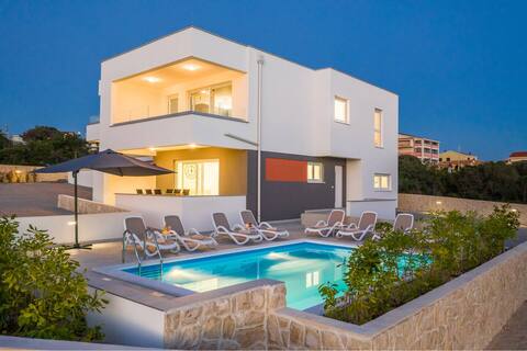 Popular Airbnb listing: Dino 2. luxury new apartment with a pool in Novalja