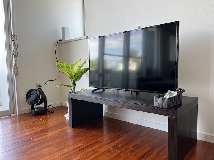 40 "ტელევიზორი 40" ტელევიზორით.Ჩვენ შეგვიძლია ვუყუროთ ხმელეთის ტალღებსა და BS-ს.