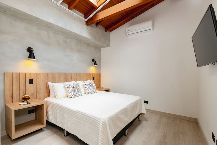 ห้องนอน #2 - เตียงควีนไซส์ - ทีวีขนาด 43 "- เครื่องปรับอากาศ - มู่ลี่ติดเพดานแบบมอเตอร์