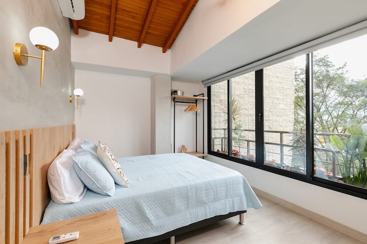 ห้องนอน #3 - เตียงควีนไซส์ - เครื่องปรับอากาศ - วิวเมือง