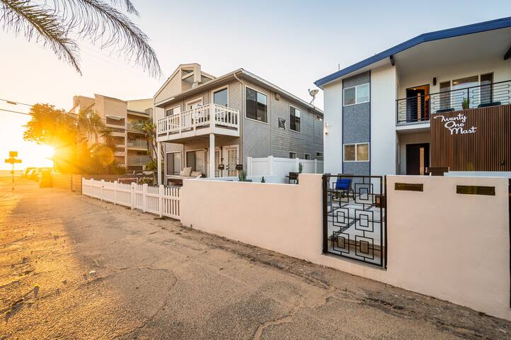 Renovated Mid Century Modern Design Beach House gallery image 2
