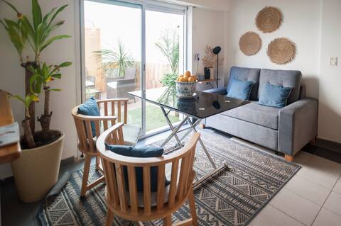 Beautiful apartment with patio meters from the train