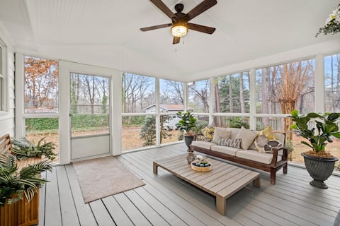 Cozy Ranch House near Towne Lake w King Bed & More