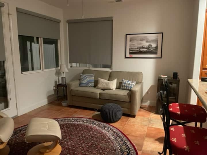 Kitanda cha sofa cha kuchagua kutoa hii, au Kitanda cha Murphy. Kochi la kulala katika eneo la kupumzika.