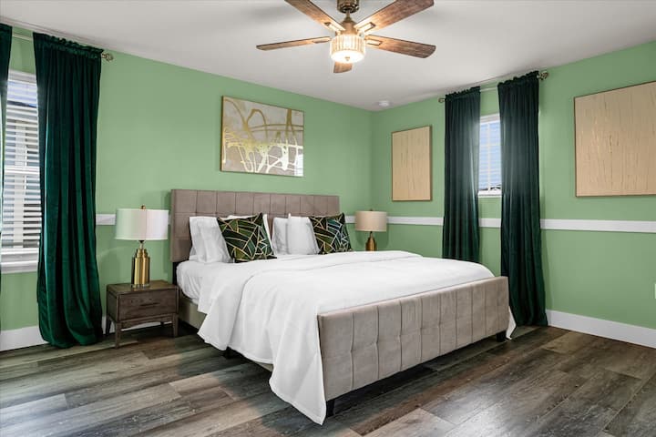Green King Size Guest Room (2nd Floor)