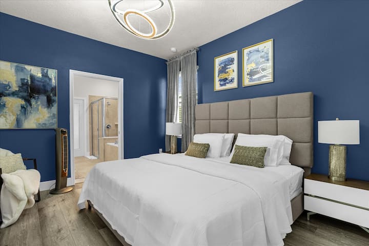 King Sized Master Bedroom (1st Floor)