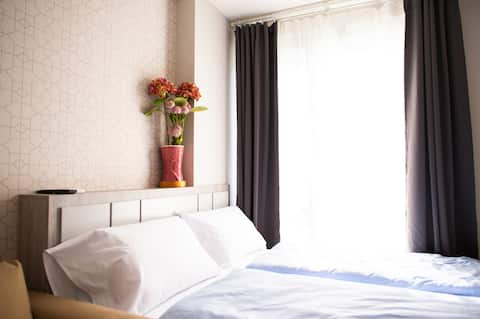 Condo. for GROUP of 6 guests next toMRT&Chinatown
