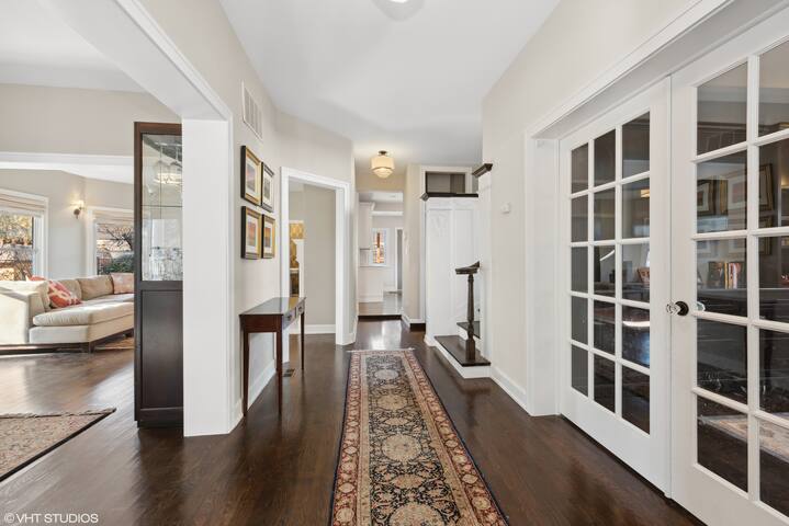 Edgewater Beach Home Steps to the Lake gallery image 4