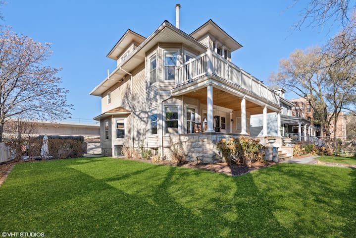 Edgewater Beach Home Steps to the Lake