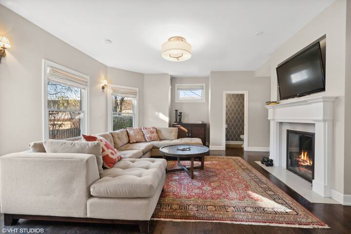 Edgewater Beach Home Steps to the Lake gallery image 5