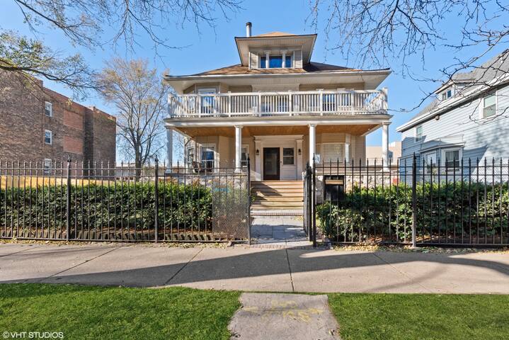 Edgewater Beach Home Steps to the Lake gallery image 2