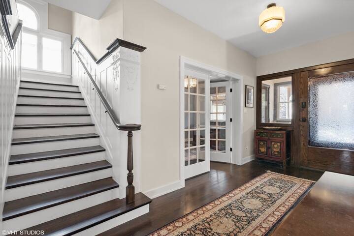 Edgewater Beach Home Steps to the Lake gallery image 3