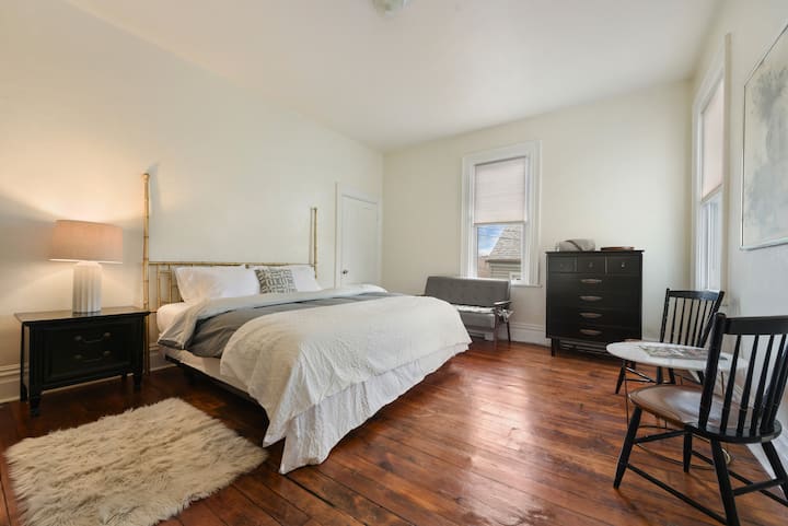 تتضمن غرفة النوم الرئيسية سريرًا بمقاس كبير ، والكثير من تخزين الملابس ، ومنطقة الجلوس