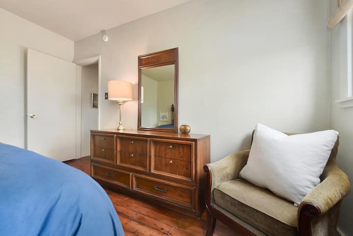 خزانة الملابس المثالية للتصميم أو قراءة كتابك المفضل من كرسينا المريح