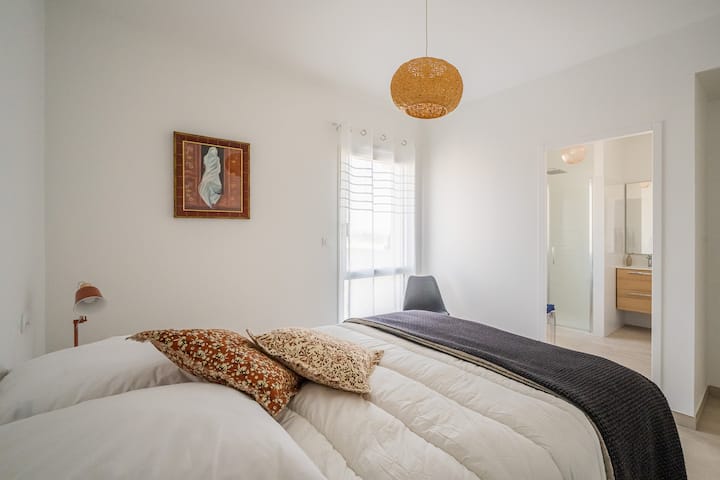 חדר שינה ראשי, מלון קינג עם מקלחת צמודה.