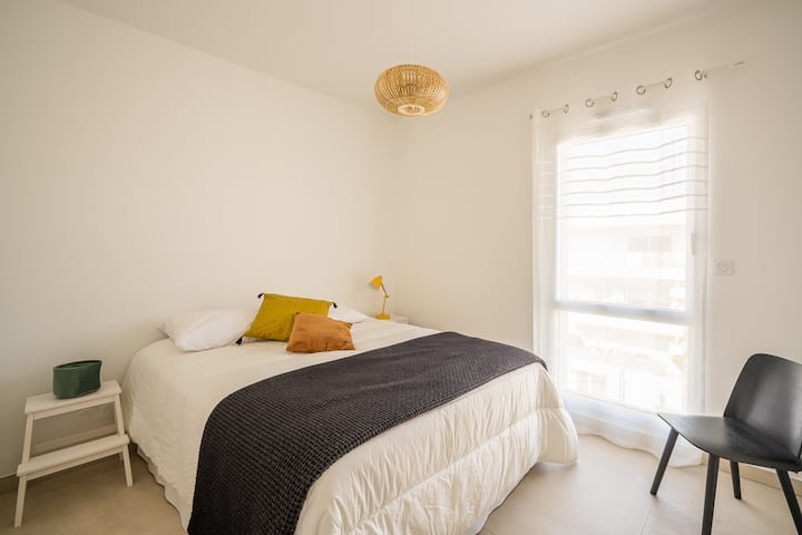 חדר שינה 2: מצעים במלון קינג סייז.