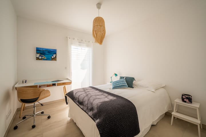 חדר שינה 3 מצעים במלון עם משרד ייעודי