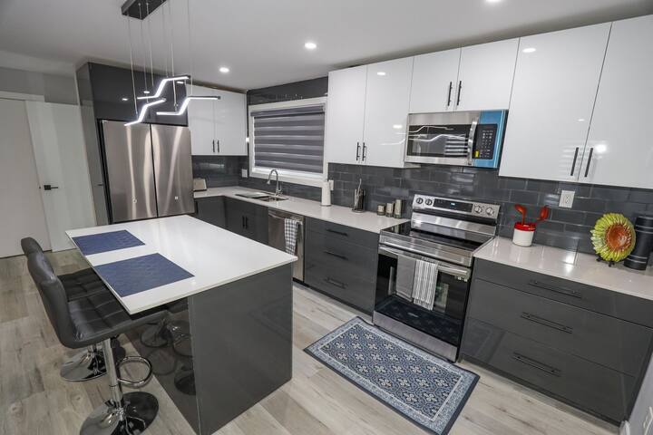 Very Spacious, centrally located, 5 BR to enjoy gallery image 4