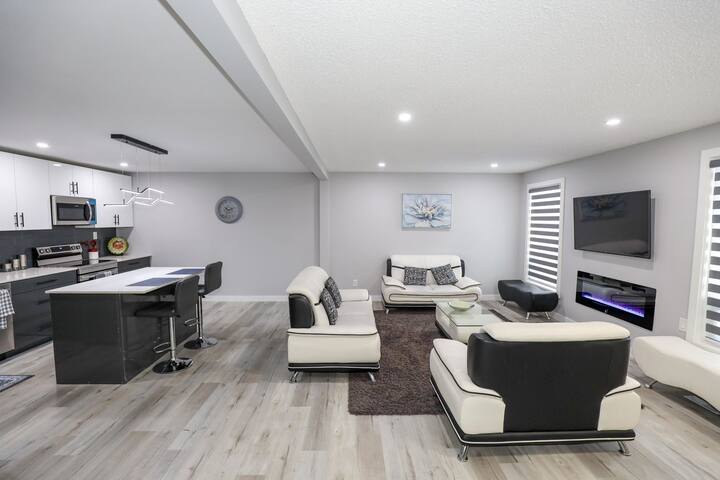 Very Spacious, centrally located, 5 BR to enjoy gallery image 2