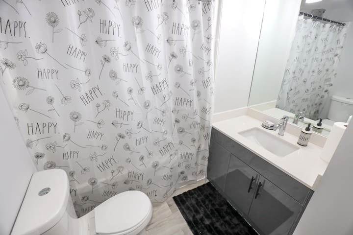 Very Spacious, centrally located, 5 BR to enjoy gallery image 3