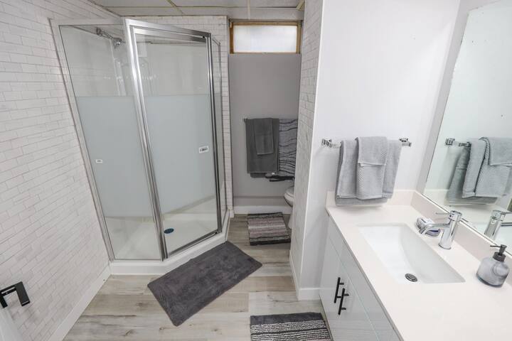 Very Spacious, centrally located, 5 BR to enjoy gallery image 5